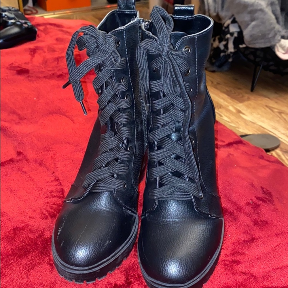 Black highheel boots